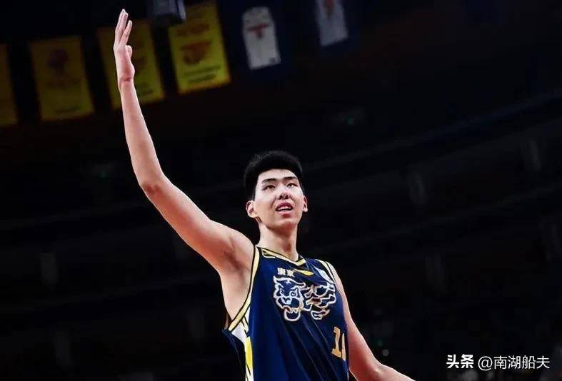 吉林男篮在赛场上表现活力充沛 吉林男篮在赛场上表现活力充沛