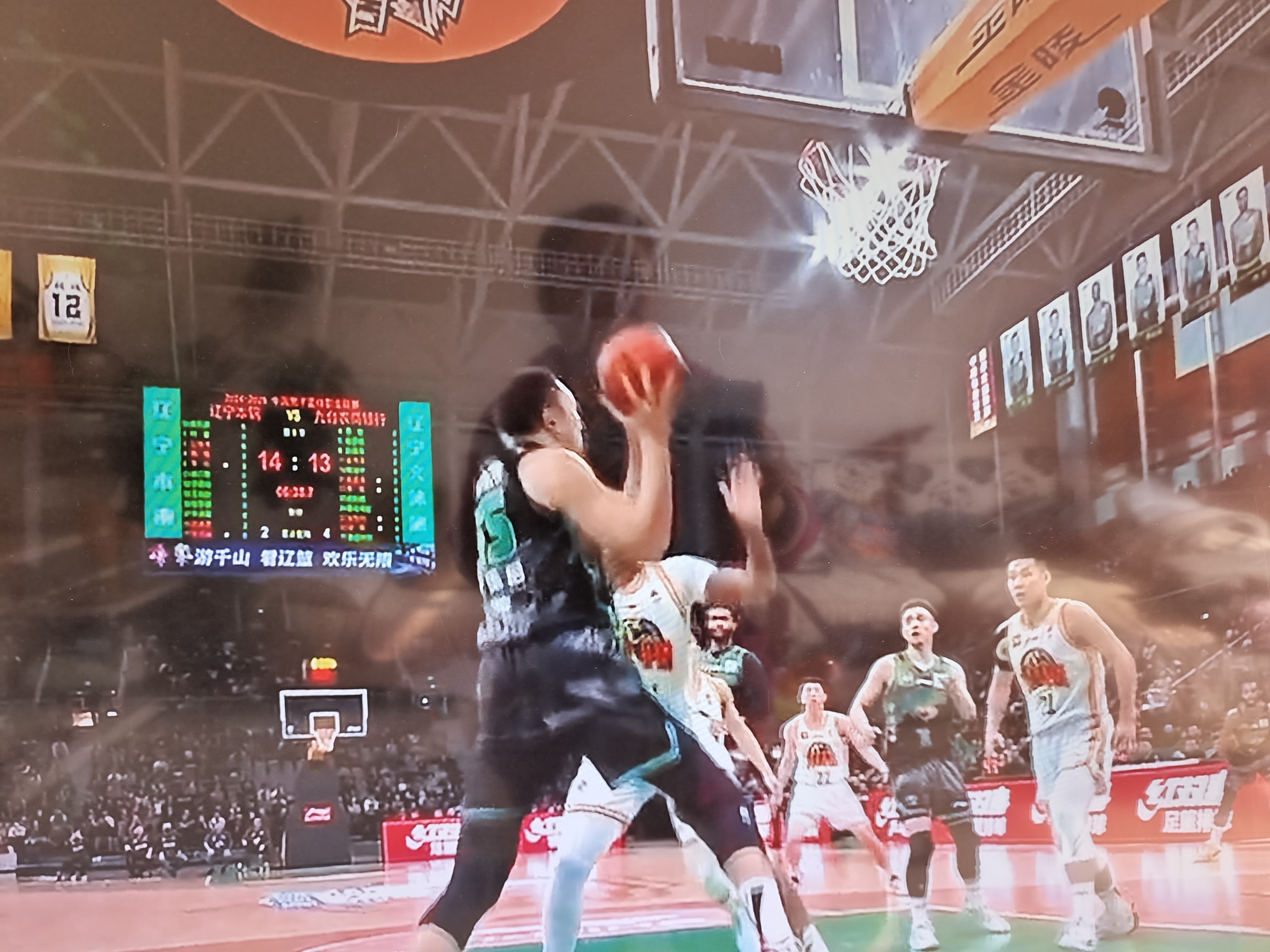 吉林男篮在赛场上表现活力充沛 吉林男篮在赛场上表现活力充沛